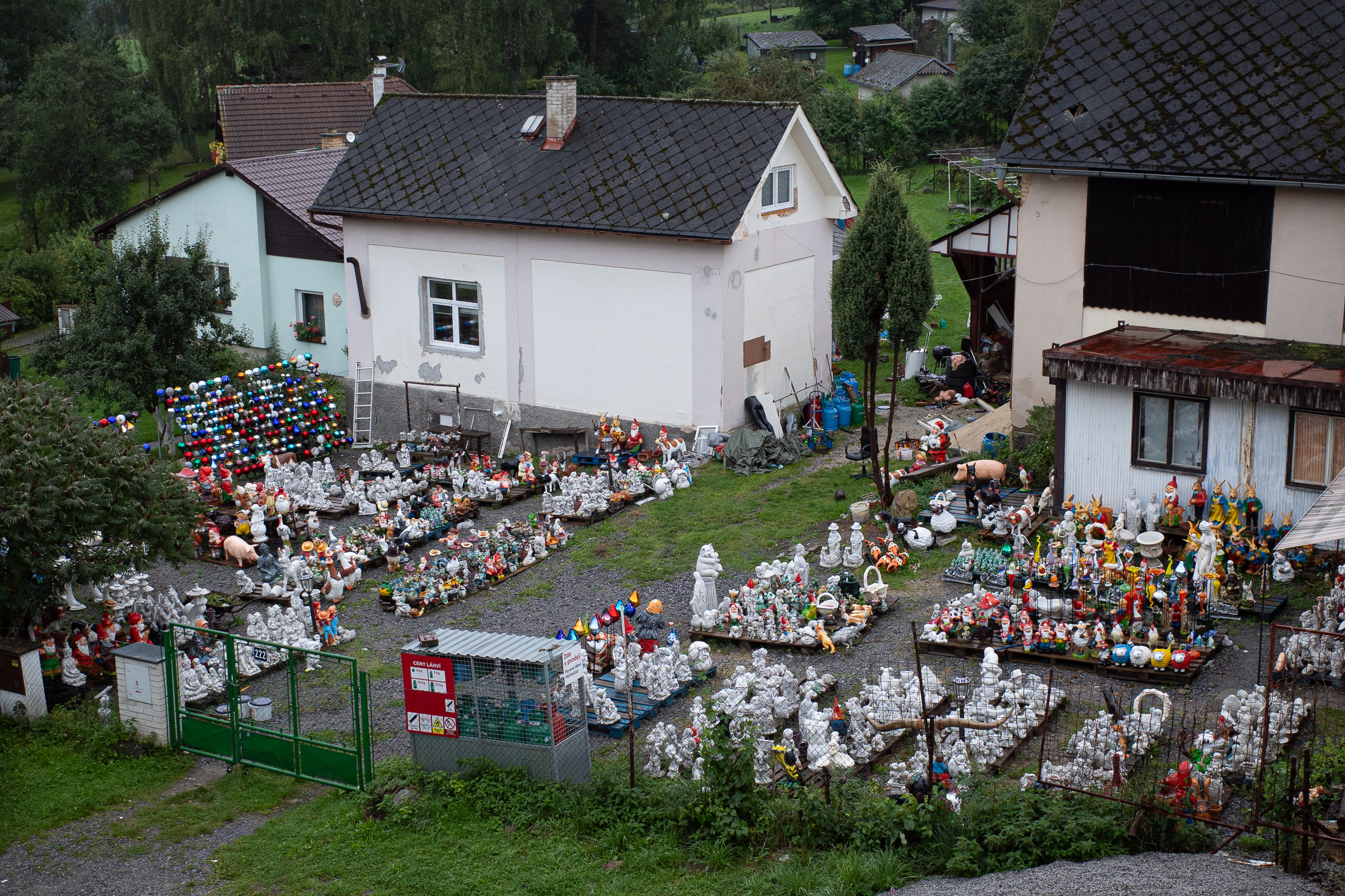 Hunderte Gartenzwerge und Betonfiguren, im Vorgarten zum Verkauf aufgereiht